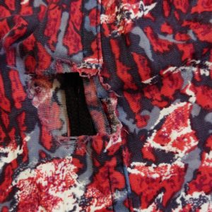 滑りすぎか尻の力み具合の問題か早々に破けたので2枚目海パンに変更
(まるでドラクエの命の石である)